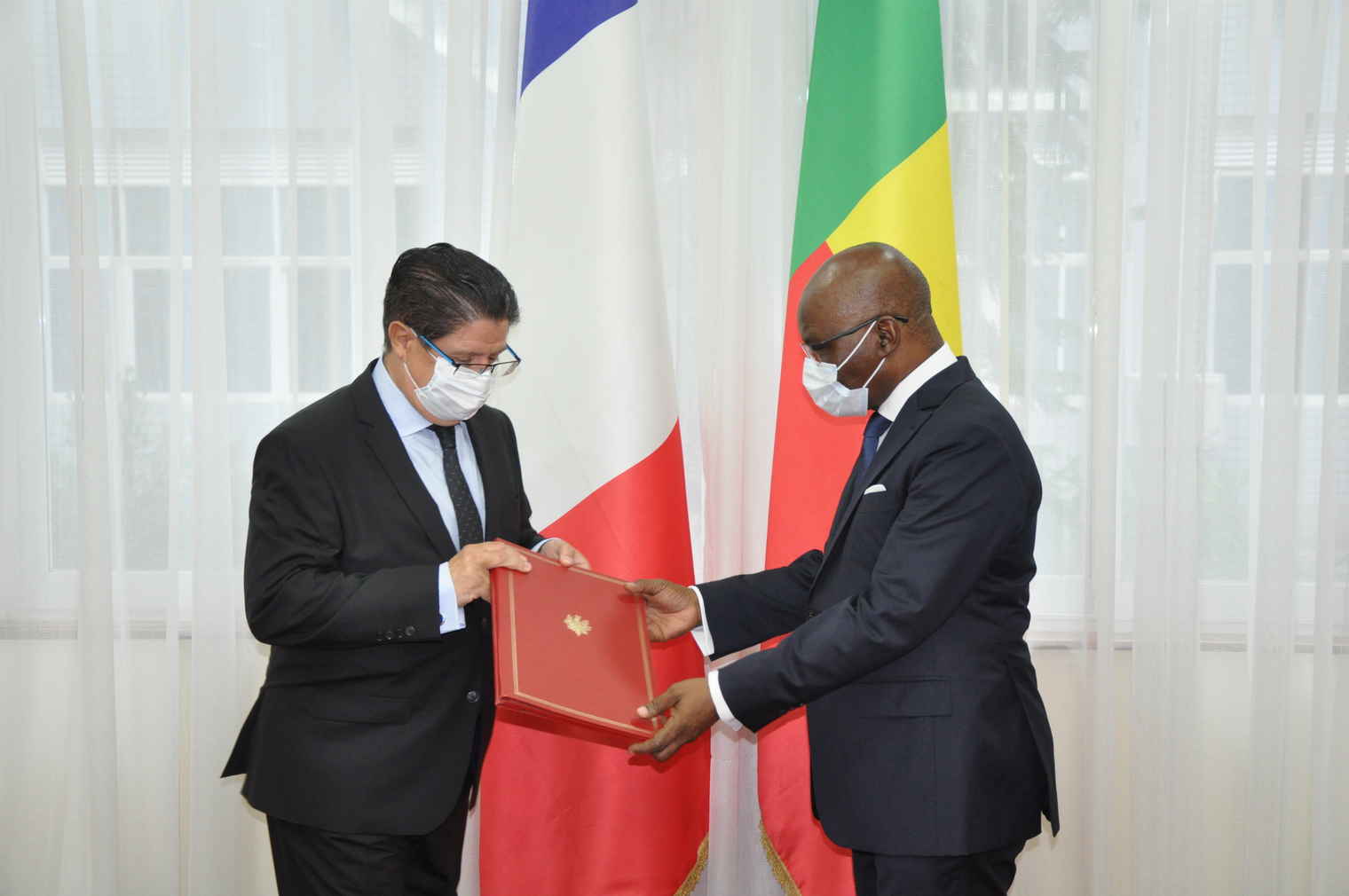 Le ministre AGBENONCI reçoit M. Marc VIZY, Ambassadeur agréé de la République française près le Bénin